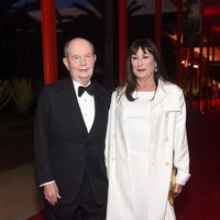 Jerry Perenchio y Anjelica Huston en la gala del 50 aniversario del LACMA