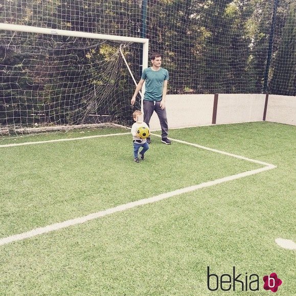 Iker Casillas practicando un poco de fútbol con su hijo Martín