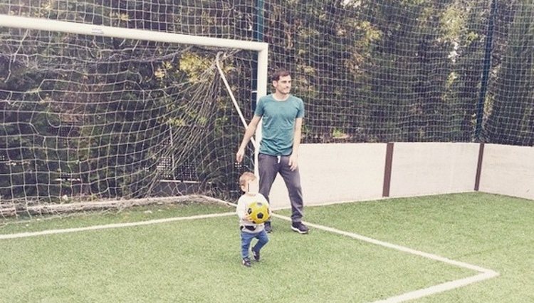 Iker Casillas practicando un poco de fútbol con su hijo Martín