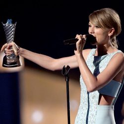 Taylor Swift agradeciendo el Premio Milestone de los ACM Awards 2015