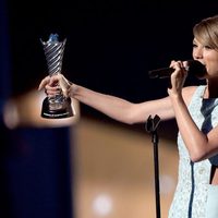 Taylor Swift agradeciendo el Premio Milestone de los ACM Awards 2015