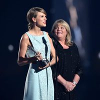 Taylor Swift recogiendo junto a su madre Andrea Finlay el Premio Milestone de los ACM Awards 2015