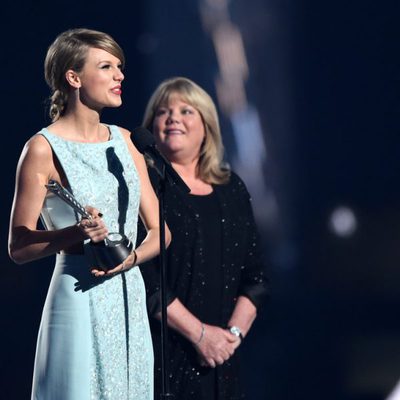 Taylor Swift recogiendo junto a su madre Andrea Finlay el Premio Milestone de los ACM Awards 2015