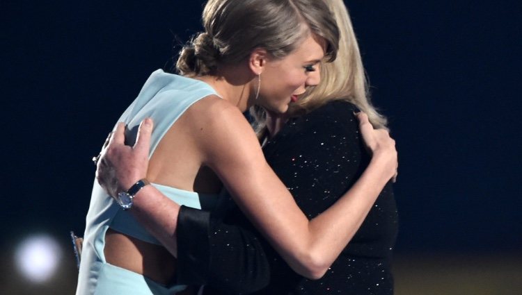 Taylor Swift abrazando a su madre Andrea Finlay en los ACM Awards 2015