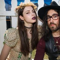 Charlotte Kemp Muhi y Sean Lennon del grupo 'The Ghost Of A Saber Tooth Tiger' en el Coachella 2015