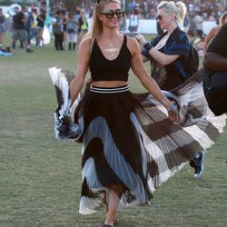 Paris Hilton con falda en el segundo fin de semana del Coachella 2015