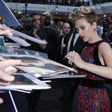 Scarlett Johansson firmando autógrafos en el estreno de 'Los Vengadores: la era de Ultron' en Londres