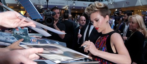 Scarlett Johansson firmando autógrafos en el estreno de 'Los Vengadores: la era de Ultron' en Londres