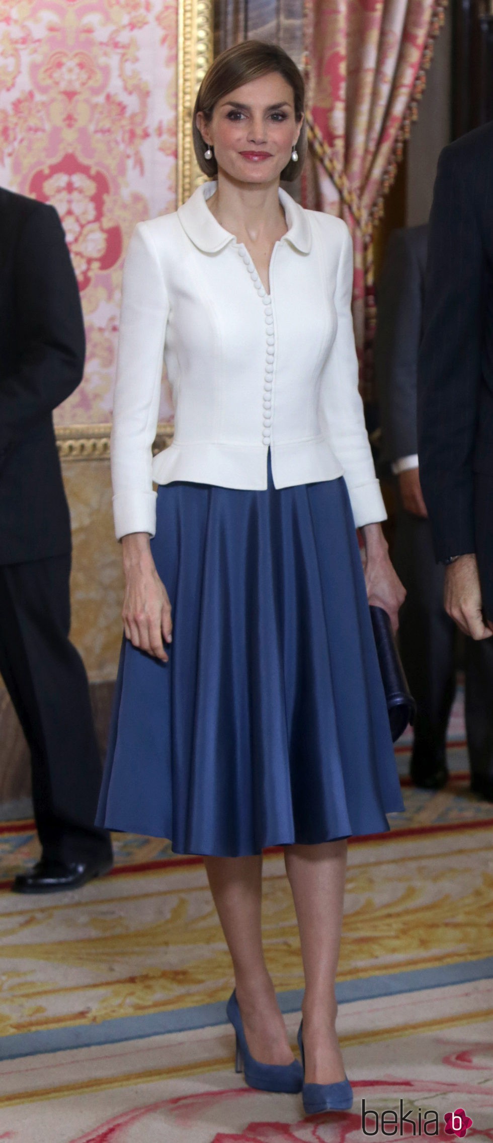 La Reina Letizia con traje repetido y corte bob en el almuerzo previo al Premio Cervantes 2014