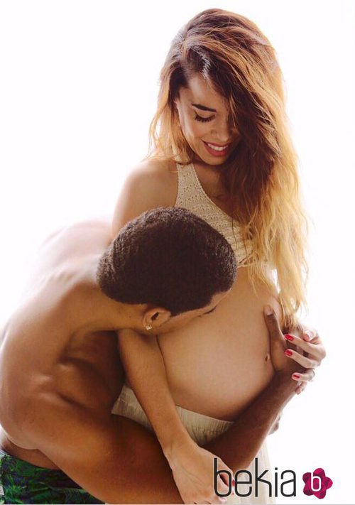 Yotuel Romero besa la tripa de embarazada de Beatriz Luengo
