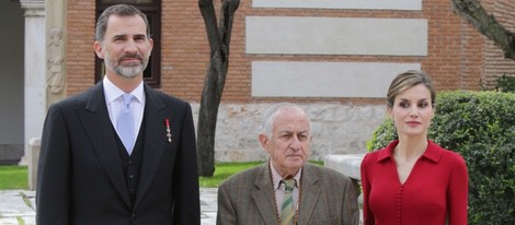 Los Reyes Felipe y Letizia y Juan Goytisolo en la entrega del Premio Cervantes 2014