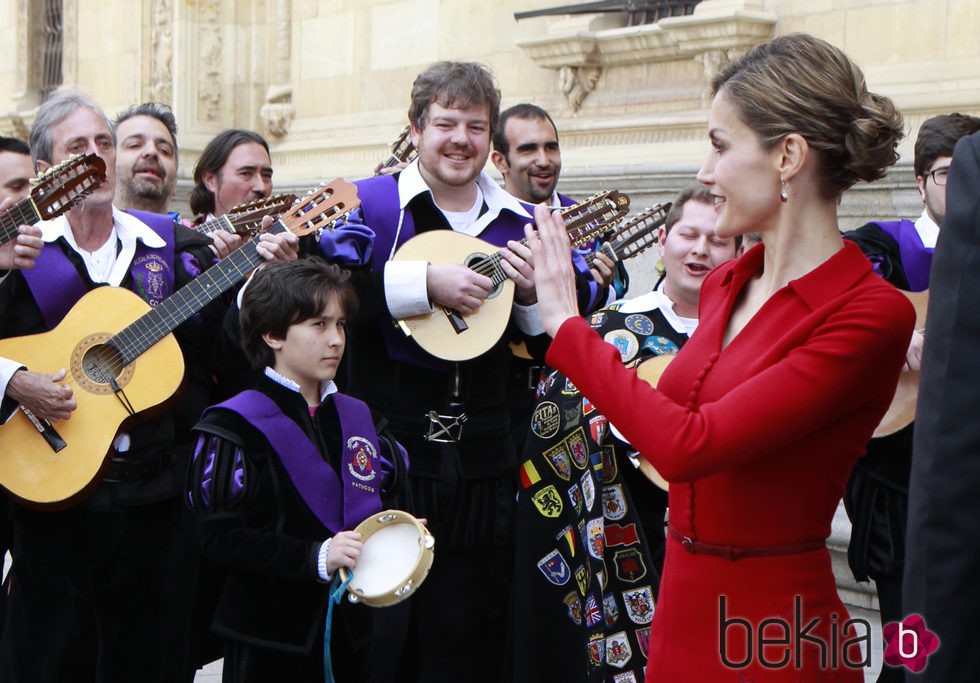 La Reina Letizia con la tuna en el Premio Cervantes 2014