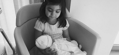 Zoe López Otero sostiene a su hermana recién nacida Bianca