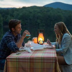 Scott Eastwood y Britt Roberson protagonizan 'El viaje más largo'