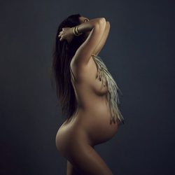 Kourtney Kardashian posando para 'DuJour' embarazada y desnuda