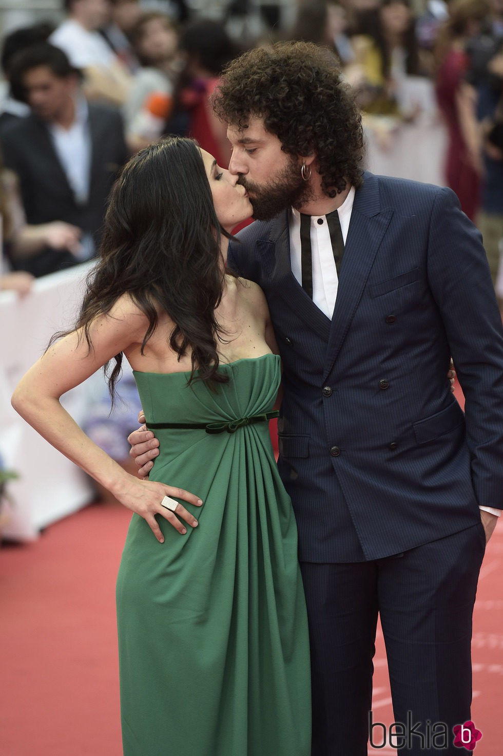 Nerea Barros y Juan Ibáñez se dan un beso en el Festival de Málaga 2015