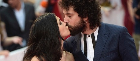 Nerea Barros y Juan Ibáñez se dan un beso en el Festival de Málaga 2015