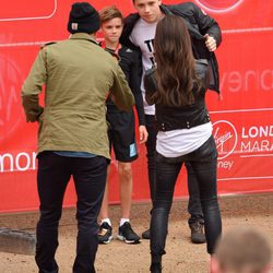 David y Victoria Beckham hacen una foto a sus hijos Brooklyn y Romeo en la Mini Maratón de Londres