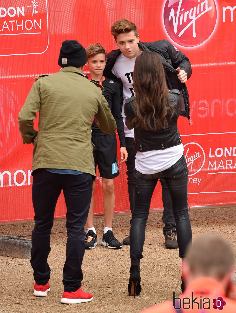 David y Victoria Beckham hacen una foto a sus hijos Brooklyn y Romeo en la Mini Maratón de Londres