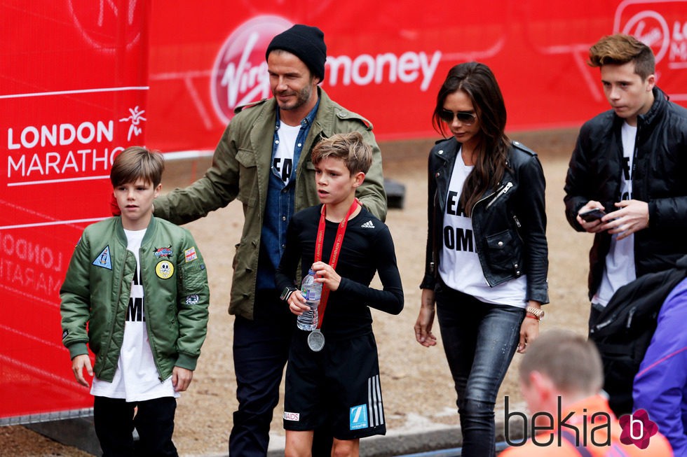 David y Victoria Beckham con sus hijos Cruz, Romeo y Brooklyn en la Mini Maratón de Londres