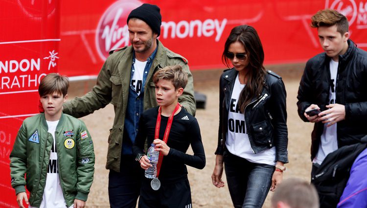 David y Victoria Beckham con sus hijos Cruz, Romeo y Brooklyn en la Mini Maratón de Londres