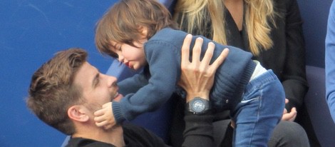 Gerard Piqué con su hijo Milan en la final del Torneo Conde Godó 2015