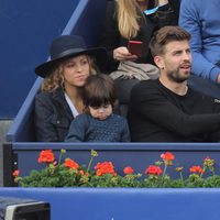 Gerard Piqué y Shakira con su hijo Milan en la final del Torneo Conde Godó 2015