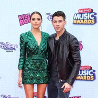 Nick Jonas y su novia Olivia Culpo en la gala de los 'Radio Disney Music Awards' 2015
