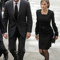 Los Reyes Felipe y Letizia llegan compungidos al funeral institucional por las víctimas del accidente de avión de Germanwings