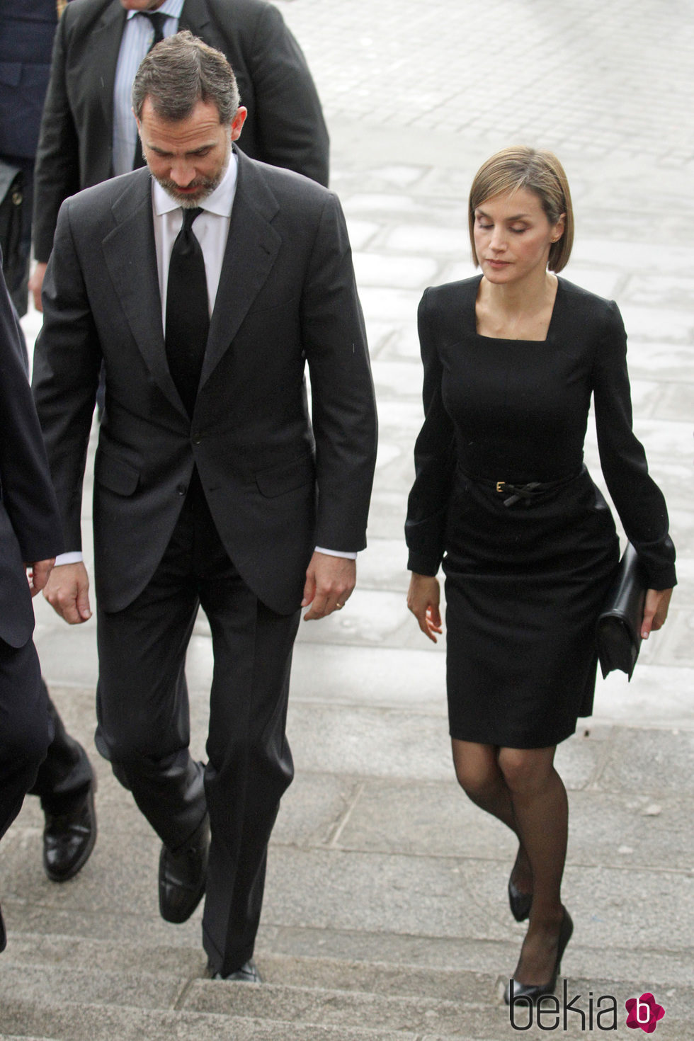 Los Reyes Felipe y Letizia llegan compungidos al funeral institucional por las víctimas del accidente de avión de Germanwings