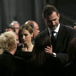 Los Reyes Felipe y Letizia consuelan a los familiares de las víctimas del accidente de Germanwings en el funeral institucional