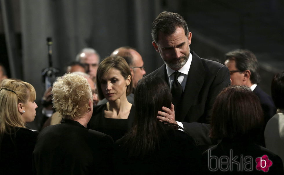 Los Reyes Felipe y Letizia consuelan a los familiares de las víctimas del accidente de Germanwings en el funeral institucional