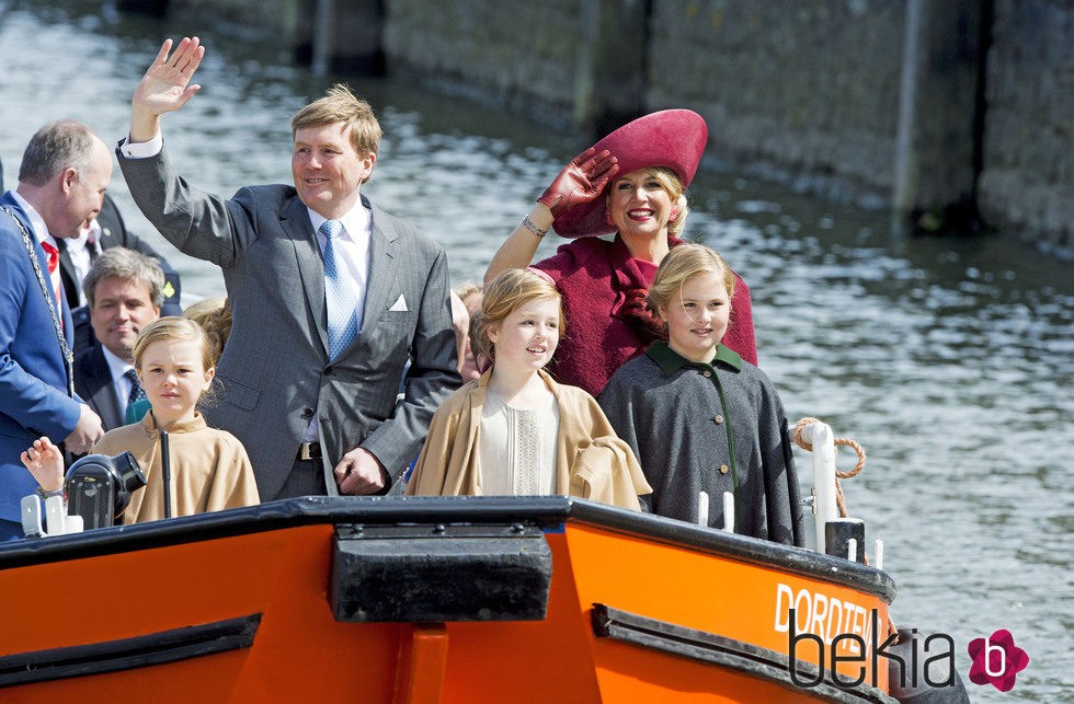 Los Reyes Guillermo Alejandro y Máxima de Holanda con sus hijas en el Día del Rey 2015