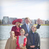 Guillermo Alejandro y Máxima de Holanda con sus hijas Amalia, Alexia y Ariane en el Día del Rey 2015