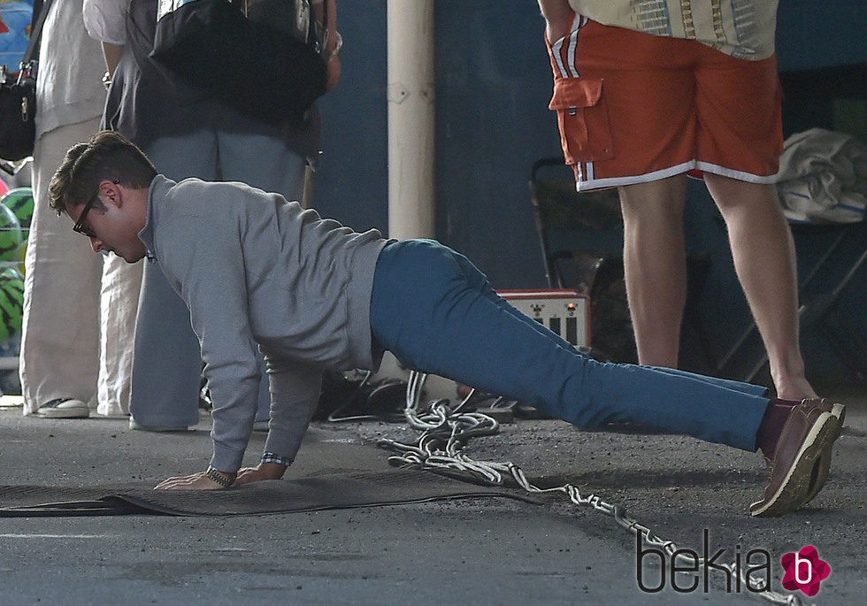 Zac Efron haciendo flexiones antes de empezar a rodar 'Dirty Grandpa'