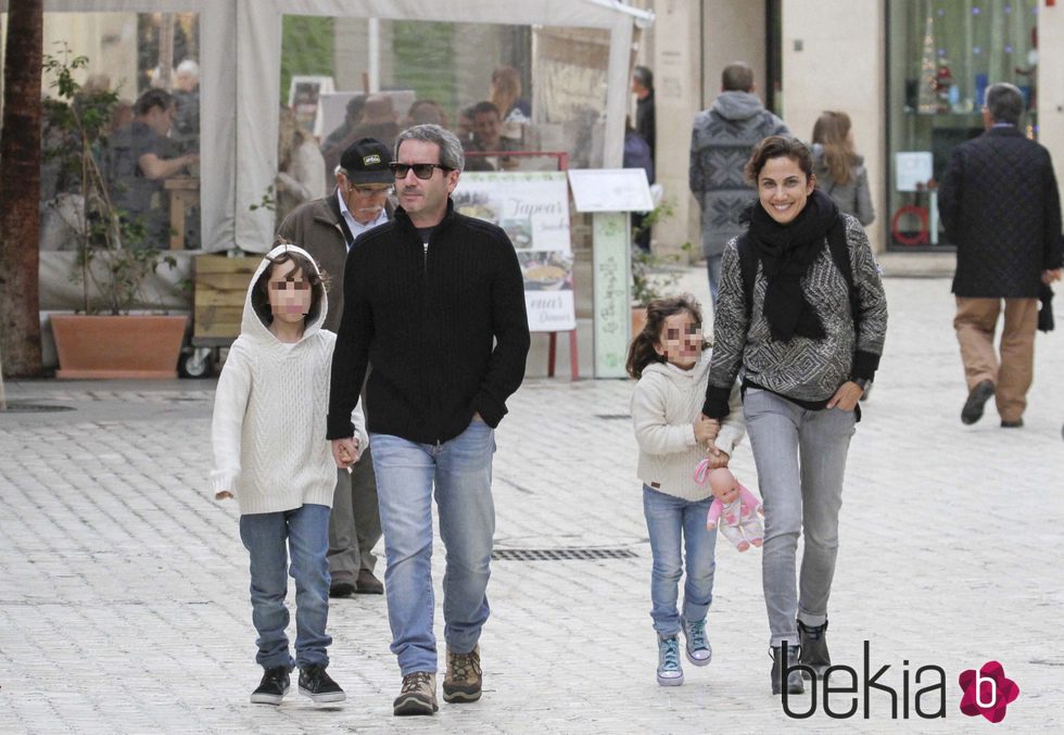 Toni Acosta y Jacobo Martos con sus hijos Nicolás y Julia