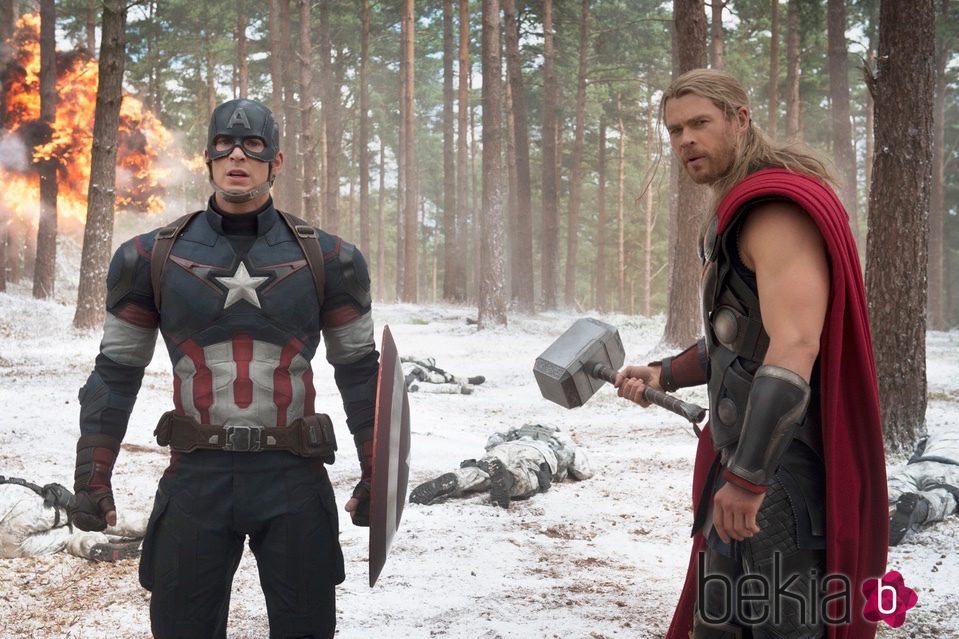 Chris Evans y Chris Hemsworth en una escena de 'Vengadores: La era de Ultron'