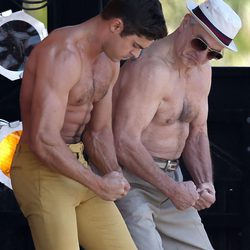 Zac Efron y Robert De Niro marcando músculos en 'Dirty Grandpa'
