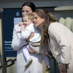 La princesa Magdalena de Suecia y Sofia Hellqvist junto a la pequeña princesa Leonor de Suecia
