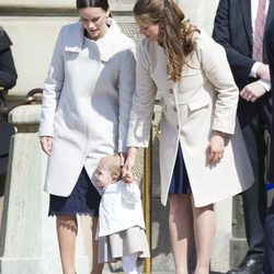 La princesa Magdalena de Suecia y Sofia Hellqvist ayudando a andar a la princesa Leonor de Suecia