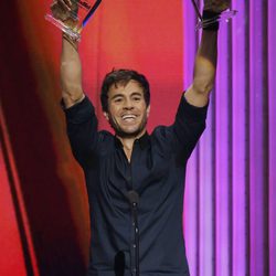Enrique Iglesias recibiendo uno de los galardones de los Billboard Latin Music Awards 2015