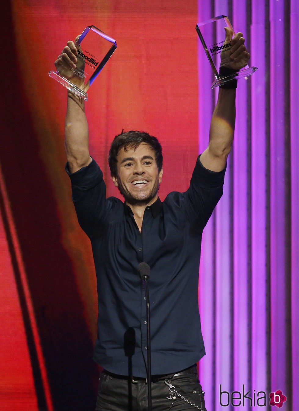 Enrique Iglesias recibiendo uno de los galardones de los Billboard Latin Music Awards 2015