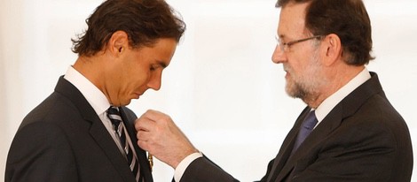 Mariano Rajoy entregando la Medalla de Oro al Mérito en el Trabajo a Rafa Nadal