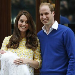 El príncipe Guillermo y Kate Middleton con su hija a la salida del hospital