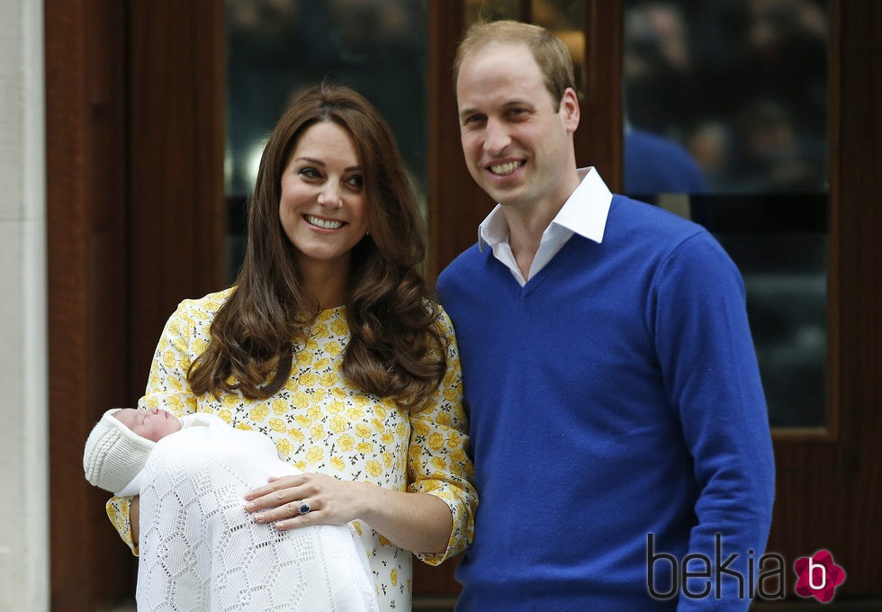 El príncipe Guillermo y Kate Middleton con su hija a la salida del hospital