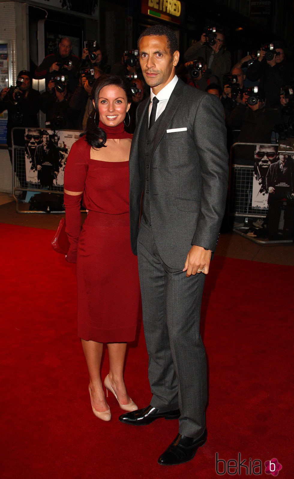 Rio Ferdinand y su esposa Rebecca Ellison en la premiere de 'Dead Man Running'