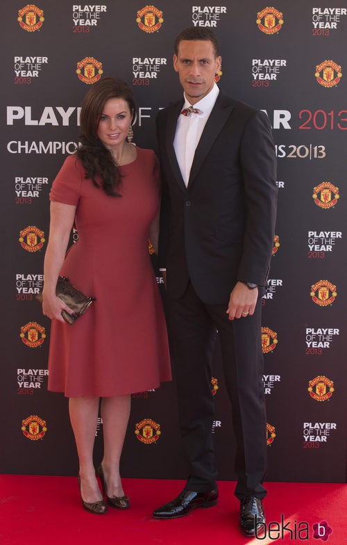 Rio Ferdinand y su esposa Rebecca Ellison en la entrega de premios al Jugador del Año