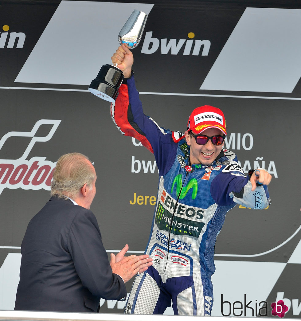 Jorge Lorenzo celebrando su victoria en el GP de España de MotoGP junto al Rey Juan Carlos