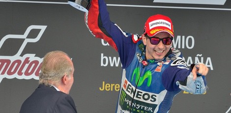 Jorge Lorenzo celebrando su victoria en el GP de España de MotoGP junto al Rey Juan Carlos