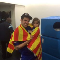Cesc Fábregas celebrando la Premier League 2015 con su hija Lia Fábregas